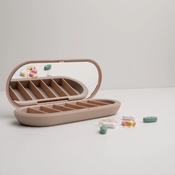 Dosey 7-Day Pill Compact in Latte (New in Box) - Picture 2 of 4